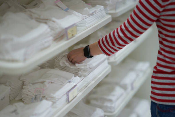 ママが赤ちゃんの店でおむつやおむつを選択します。 - diaper shopping human pregnancy supermarket ストックフォトと画像
