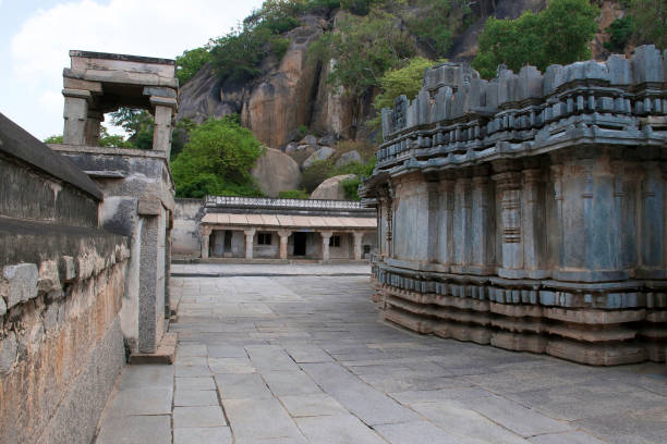 The vestibule containing two free sculptures of the yakshas, Dharnendra and Padmavati. In the garbhagriha, Image of the 23rd Tirthankar Parshwanath standing under a seven headed snake canopy. Akkana Basadi at Sravanabelgola, Karnataka, India. el vestíbulo contiene dos esculturas libres de yakshas, dharnendra y padmavati. en garbhagriha, imagen de la situación de tirthankar parshwanath 23 bajo un dosel de siete serpiente cabeza. después de akkana en sravanabelgola, karnataka, india.