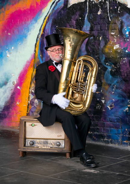wykonawca uliczny na południowym brzegu, londyn - playing an instrument vertical blurred motion outdoors zdjęcia i obrazy z banku zdjęć