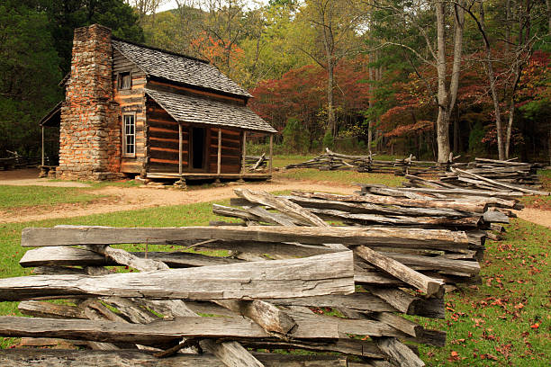 holz-hütte, cades cove, great smoky mountains national park - great smoky mountains great smoky mountains national park mountain smoke stock-fotos und bilder