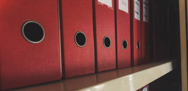 raccoglitore anello file rosso - file ring binder document paperwork foto e immagini stock