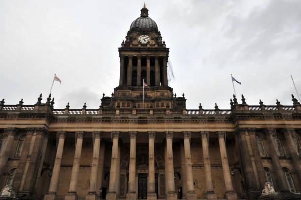 입구와 시계탑 웨스트 요크 셔에서 리즈 타운 홀의 전면 보기 - leeds england town hall leeds town hall uk 뉴스 사진 이미지