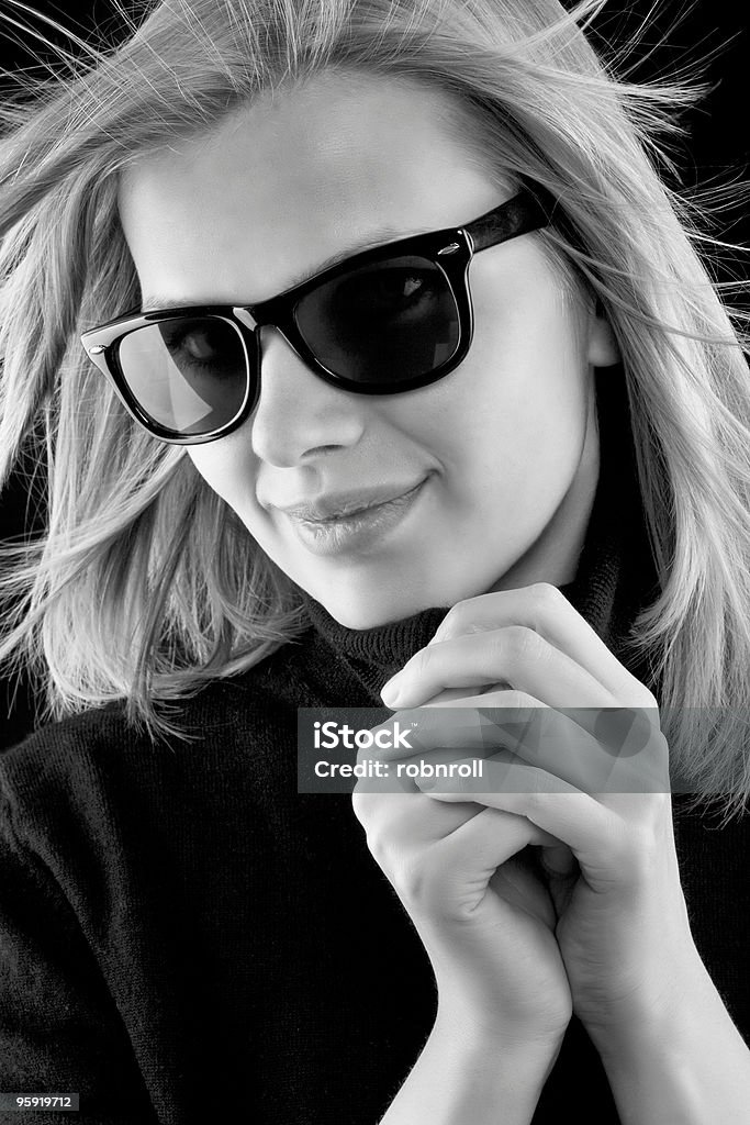blonde Mädchen in einem schwarzen Rollkragenpullover mit retro-Sonnenbrille - Lizenzfrei Attraktive Frau Stock-Foto