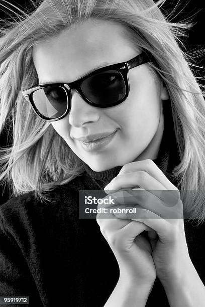Blonde Mädchen In Einem Schwarzen Rollkragenpullover Mit Retrosonnenbrille Stockfoto und mehr Bilder von Attraktive Frau