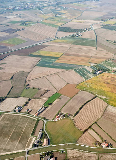 a exploração agrícola intensiva - padan plain - fotografias e filmes do acervo