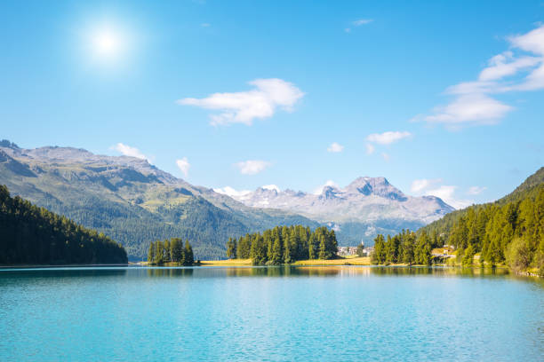 tolle aussicht auf den azurblauen teich champfèr im alpental. lage schweizer alpen, silvaplana dorf, europa. - champfer stock-fotos und bilder