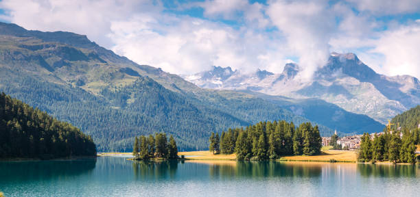 tolle aussicht auf den azurblauen teich champfèr im alpental. lage schweizer alpen, silvaplana dorf, europa. - champfer stock-fotos und bilder