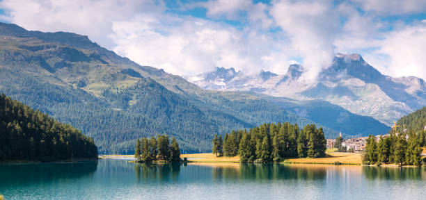 gran vista de la laguna azul champfer en valle alpino. ubicación suiza alpes, pueblo de silvaplana, europa. - champfer fotografías e imágenes de stock