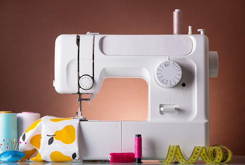 Hogar de coser máquina, accesorios, tela debajo del pie prensatelas photo