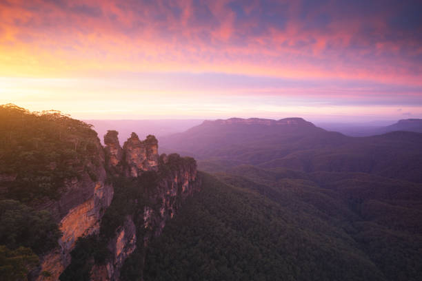 as três irmãs do eco ponto, azul montanhas do parque nacional, nsw, austrália - blue mountains national park - fotografias e filmes do acervo