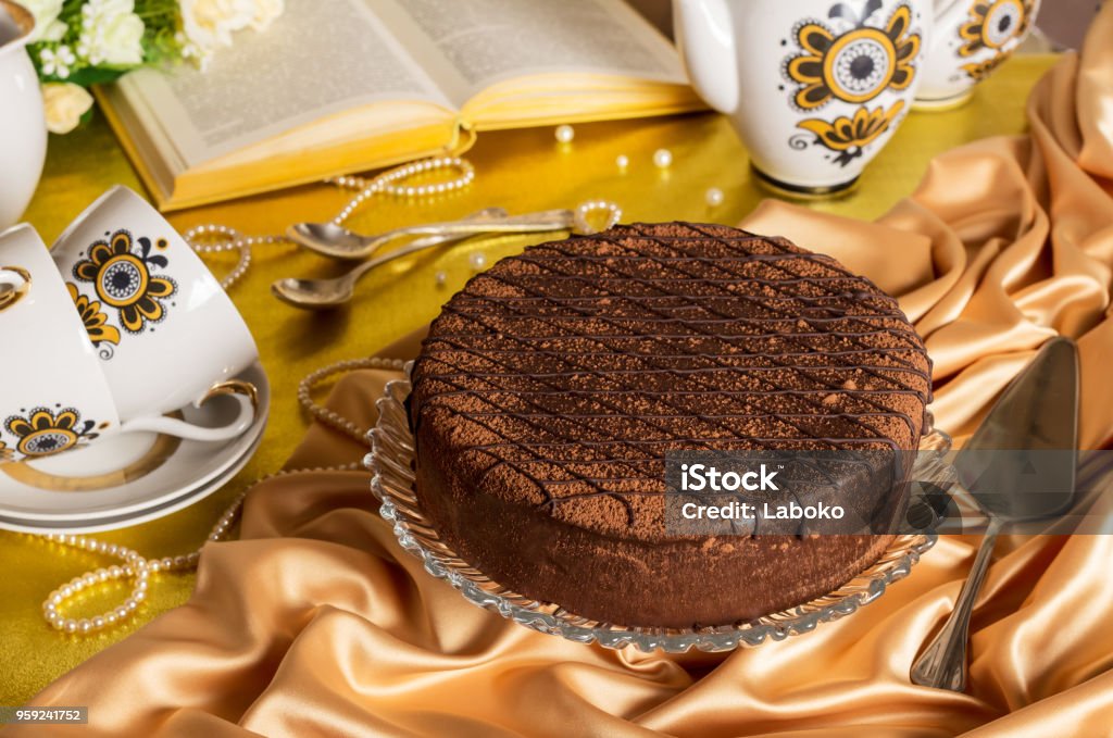 Foto de Livro De Jogo De Chá De Bolo De Chocolate E Grânulos Na