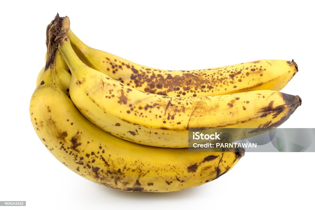 Fruits mûrs de bananes jaunes, tas de bananes mûres avec des taches sombres sur un fond blanc avec un tracé de détourage. - Photo de Banane - Fruit exotique libre de droits