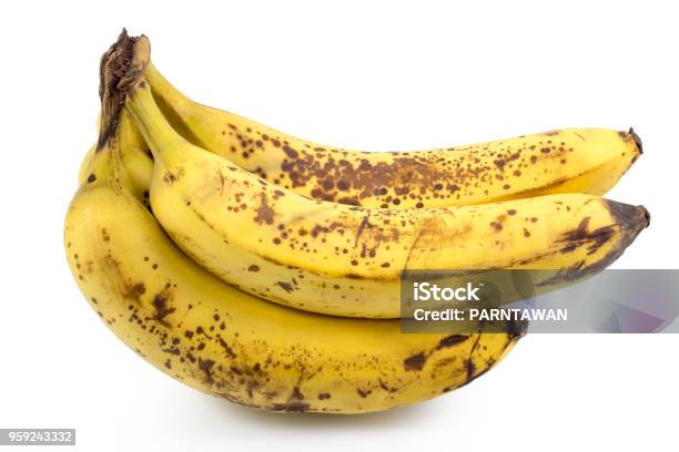 Photo libre de droit de Fruits Mûrs De Bananes Jaunes Tas De Bananes Mûres Avec Des Taches Sombres Sur Un Fond Blanc Avec Un Tracé De Détourage banque d'images et plus d'images libres de droit de Banane - Fruit exotique