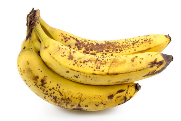 спелые желтые бананы фрукты, пучок спелых бананов с темными пятнами на белом фоне с отсечением пути. - banana bunch yellow healthy lifestyle стоковые фото и изображения