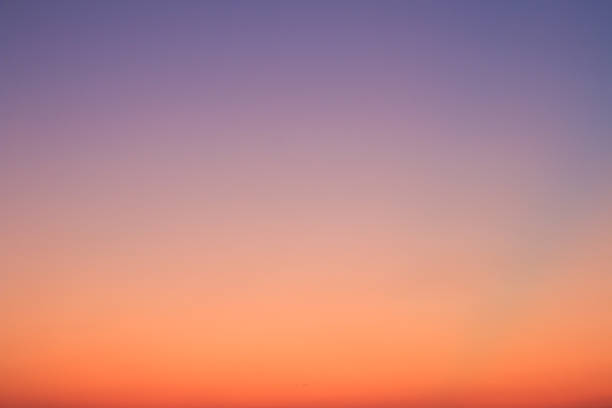 bellissimo cielo colorato e nuvola in crepuscolo tempo sfondo - sunrise sun gold sea foto e immagini stock
