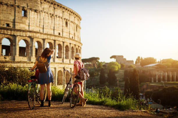 touristischen frauen in rom: durch das kolosseum - rom italien stock-fotos und bilder
