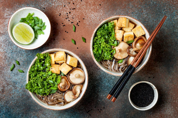 missô e soba noodles sopa com couve, cogumelos shiitake, tofu assado - meatless soup - fotografias e filmes do acervo