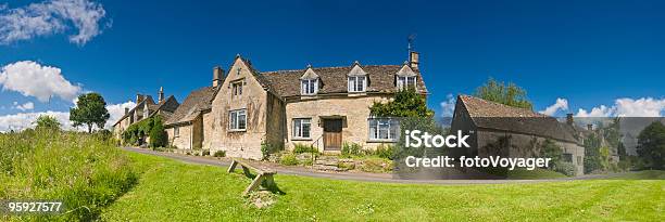 Picturesque Rural Aldeia De Céu De Verão - Fotografias de stock e mais imagens de Cultura Britânica - Cultura Britânica, Ninguém, Parque público