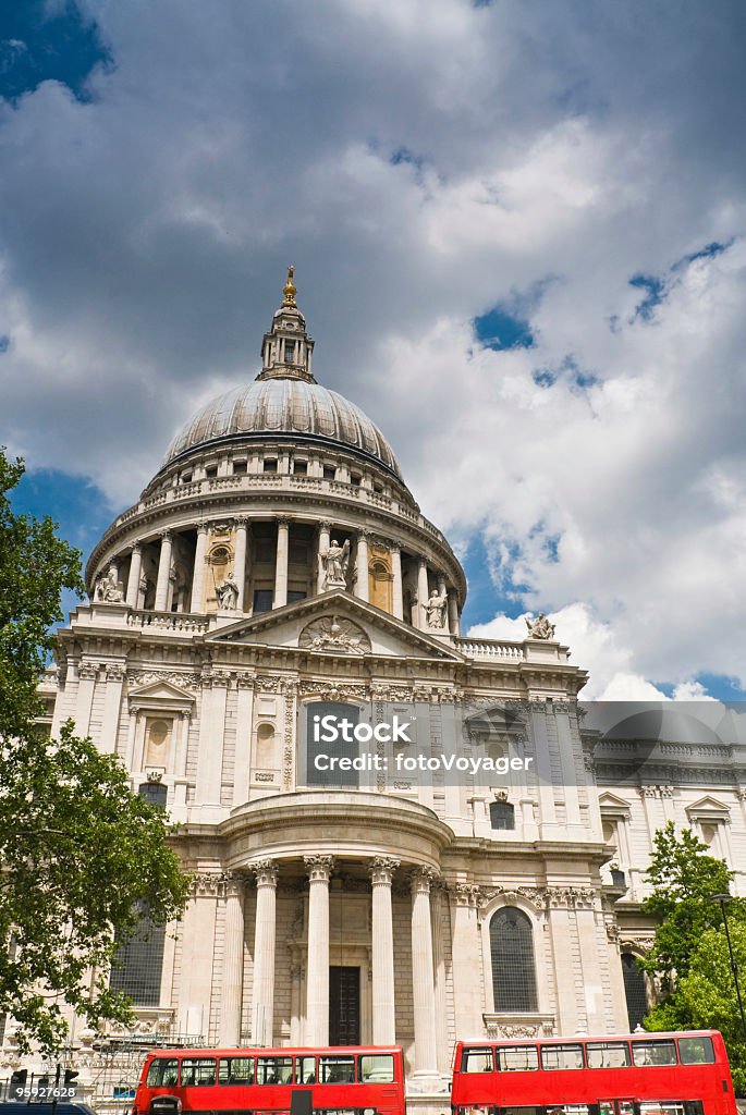 St Pauls rosso London buses - Foto stock royalty-free di Architettura