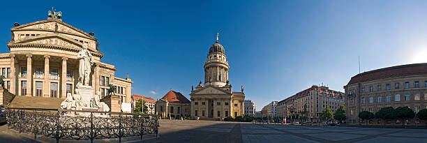 de gendarmenmarkt berlín - berlin germany gendarmenmarkt schauspielhaus germany fotografías e imágenes de stock