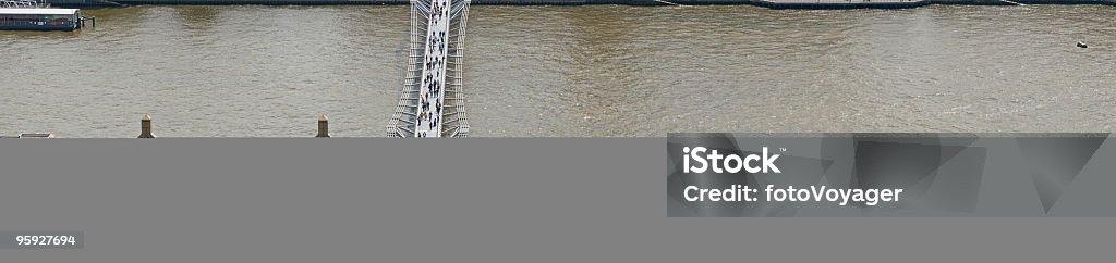 El Millenium Bridge, Támesis, Londres - Foto de stock de Agua libre de derechos