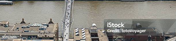 Millenium Bridge Tamigi Londra - Fotografie stock e altre immagini di Acqua - Acqua, Affollato, Ambientazione esterna