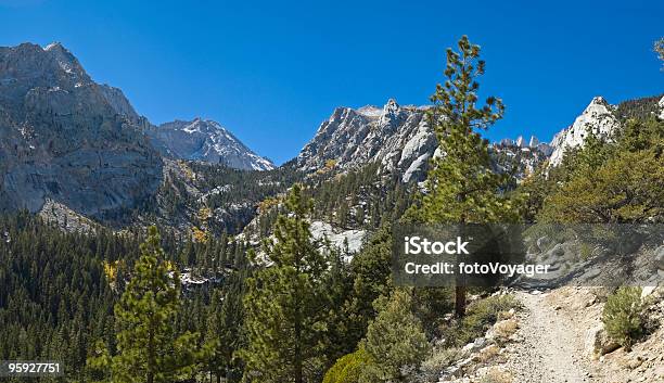 Photo libre de droit de Trail Du Mont Whitney En Californie banque d'images et plus d'images libres de droit de John Muir Trail - John Muir Trail, Sierra Nevada californienne, Aiguille rocheuse