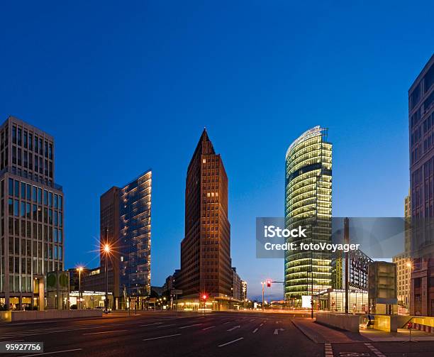 El Centro De La Ciudad De Berlín Potsdamer Platz Foto de stock y más banco de imágenes de Aire libre - Aire libre, Alemania, Anochecer