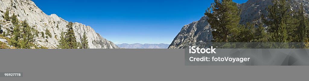 Panorama de sentier haute Sierra - Photo de Aiguille rocheuse libre de droits