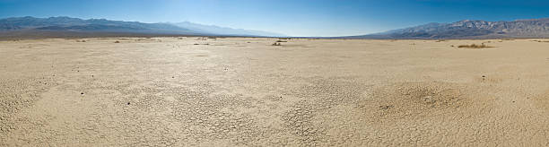 ドライホット cloudless 空の風景 - death valley national park california desert valley ストックフォトと画像