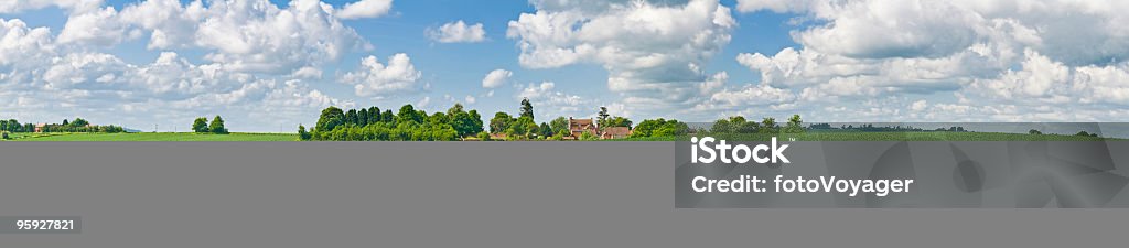 Big sky zielone pola uprawne panorama - Zbiór zdjęć royalty-free (Bez ludzi)