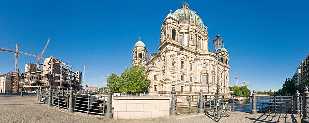 베를리너 dom 뱅크 오브 더 스프리 - panoramic gothic style berlin cathedral berlin germany 뉴스 사진 이미지