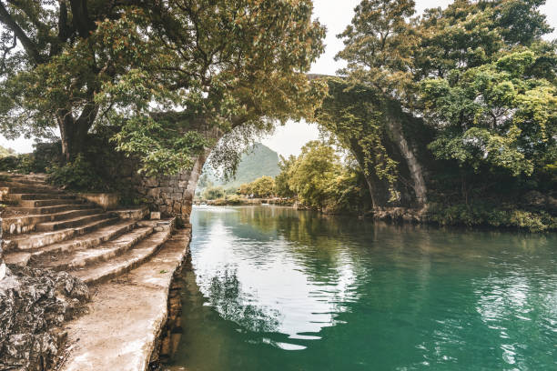 中国で一回 yanshuo でドラゴン ブリッジ - yangshuo ストックフォトと画像