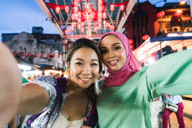 dos amigos teniendo selfie juntos en el mercado - china asia traditional culture travel fotografías e imágenes de stock
