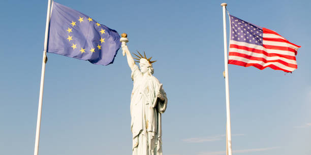 estátua da liberdade com a bandeira americana e bandeiras europeias em ellis island - statue liberty statue of liberty ellis island - fotografias e filmes do acervo