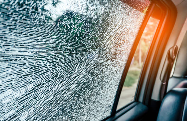 broken glass window car damaged has accident - carro quebrado imagens e fotografias de stock