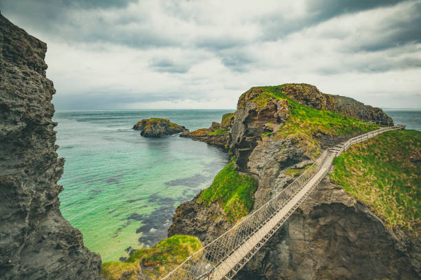 puente de cuerda carrick-a-rede, irlanda del norte - carrick a rede fotografías e imágenes de stock