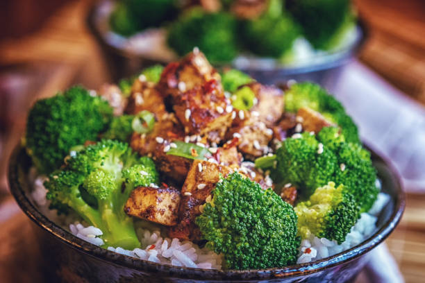 gerösteter tofu mit sojasauce, brokkoli und reis - tofu chinese cuisine vegetarian food broccoli stock-fotos und bilder