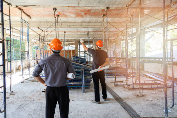 inżynier omawiający z foremanem projekt na budowie - foreman construction worker construction building contractor zdjęcia i obrazy z banku zdjęć