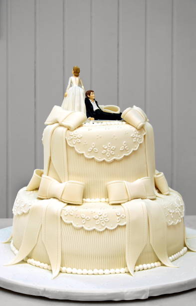 ボーロ ・ デ ・ casamento com noivos engraçados 1 - wedding cake newlywed wedding cake ストックフォトと画像