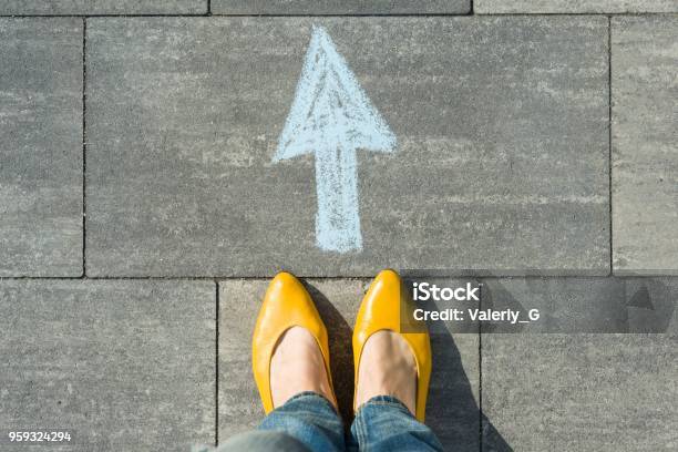 Photo libre de droit de Femmes Pieds Avec Flèche Peint Sur Lasphalte banque d'images et plus d'images libres de droit de Commencement - Commencement, Femmes, Voie piétonne