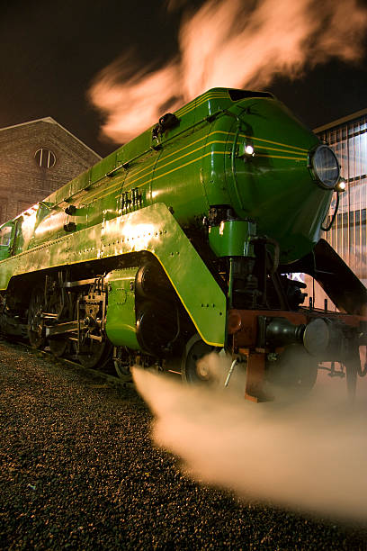 silnik parowy 3801 - locomotive train night vertical zdjęcia i obrazy z banku zdjęć