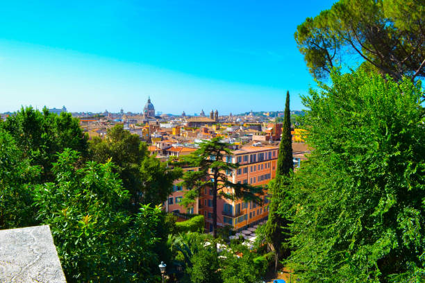 vista de roma, italia, desde villa borghese, a través de árboles verdes - people of freedom italian party fotografías e imágenes de stock