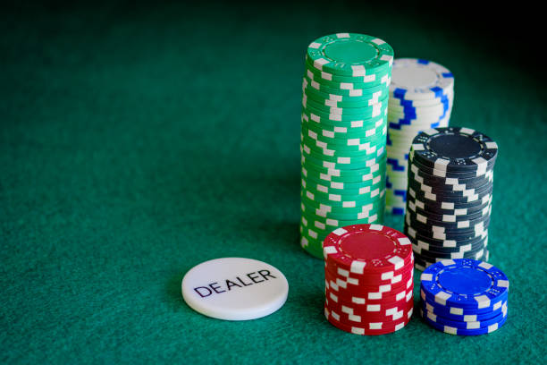 żetony kasynowe i przycisk krupiera - gambling chip green stack gambling zdjęcia i obrazy z banku zdjęć