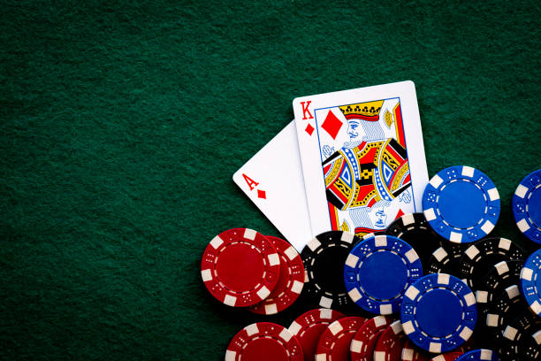 król i ace z kasynem żetonów pokerowych - gambling chip green stack gambling zdjęcia i obrazy z banku zdjęć
