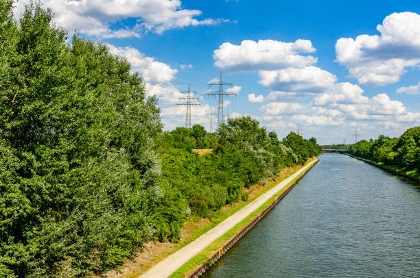 wunderbare aussicht auf den rhein-herne-kanal in essen - herne stock-fotos und bilder