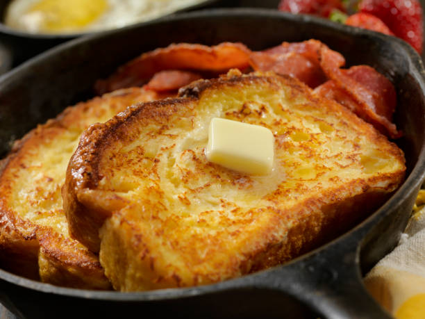 torrija de brioche con bacon y huevos - french toast toast butter breakfast fotografías e imágenes de stock