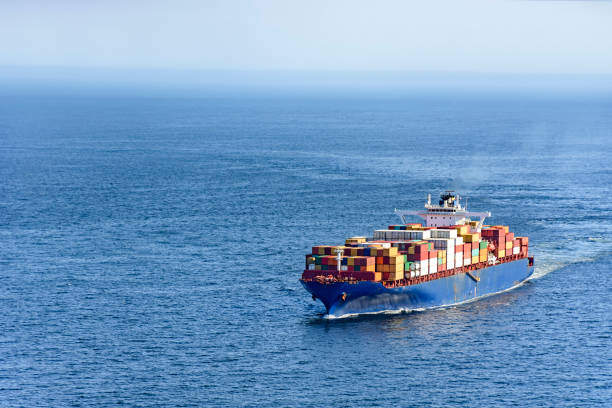 nave cargo sull'oceano - blue bulk business cargo container foto e immagini stock