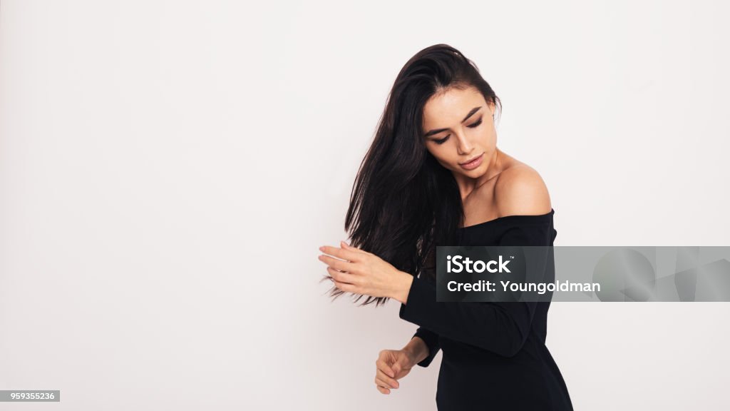 Studioaufnahme einer modischen Frau posiert auf weißem Hintergrund - Lizenzfrei Atelier Stock-Foto