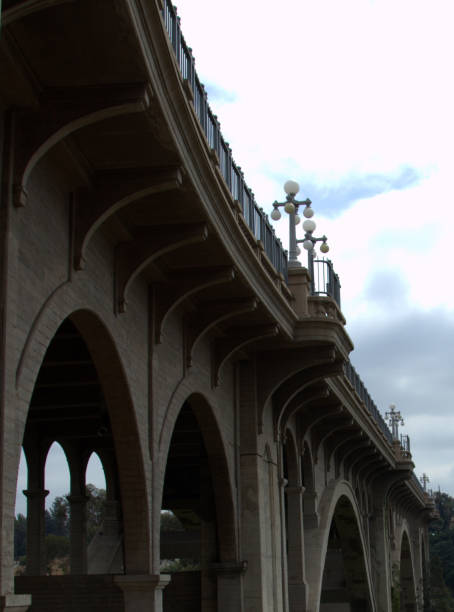 sous le pont de la rue colorado - pasadena california california street light bridge photos et images de collection